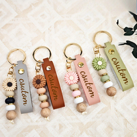 Personalisierter Schlüsselanhänger aus Silikon mit Gänseblümchen-Perlen, Schlüsselring-Armband mit PU-Leder-Armband, elastischer Schlüsselring-Armreif für Frauen als Geschenk