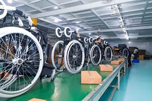 Ligne d'assemblage de fauteuils roulants avec système de soudage de cadre et de test de freinage, convoyeur automatique pour la production d'aides à la mobilité - Product Image 4