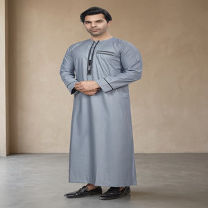 Thobe en coton gris clair pour homme avec bordure noire et poche poitrine, manches longues, Jubba traditionnelle du Moyen-Orient - Product Image 3