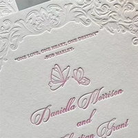 Ensemble d'invitations de luxe personnalisées avec cartes et enveloppes sur papier d'art 600g gaufré et débossé pour mariage dans une villa ou un château