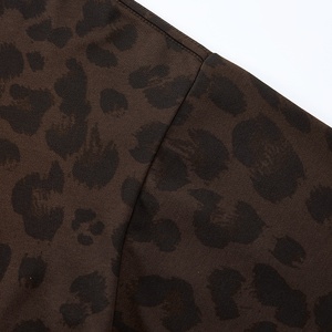 Camiseta de streetwear personalizada con estampado completo de leopardo para hombre 6849, corte holgado con hombros caídos, estilo vintage, 100% algodón, manga corta. - Product Image 4
