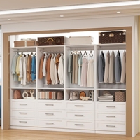 Armoire d'angle Prima avec disposition optimisée pour l'espace et options de finition personnalisées pour les chambres compactes
