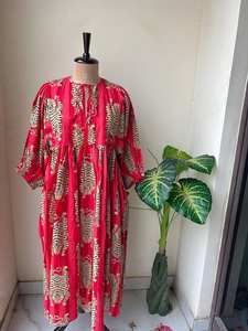 Robe midi bohème à imprimé tigre 100% coton, impression numérique écologique, col profond avec fermeture à cordon - Product Image 3