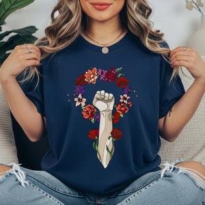 T-shirt da donna a maniche corte girocollo con stampa floreale, regalo femminista per la Giornata Internazionale della Donna, 100% cotone jersey - Product Image 3