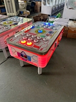 Machine de jeu à pièces permettant aux adultes et aux enfants de jouer les uns contre les autres avec des billets de loterie et des haricots