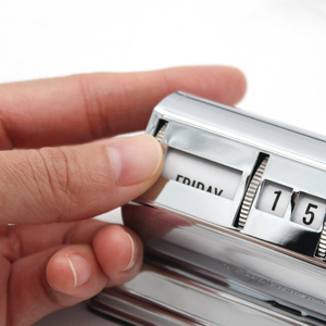 Lịch vạn niên để bàn bằng thép không gỉ sáng tạo hiện đại, họa tiết ngang di động, trang trí kim loại, khắc thủ công, quà tặng - Product Image 6