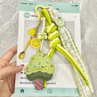 Porte-clés tressé créatif en bambou avec breloque fraise, idéal pour bar à cocktails, joli petit ornement, décoration d'intérieur pour sac ou tasse