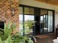 Porte coulissante en aluminium avec moustiquaire, double vitrage en verre trempé, design minimaliste, glissement fluide, pour balcon et cuisine