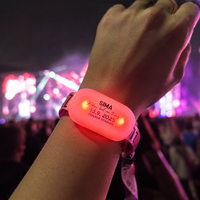 Bracelet lumineux LED RGB haute luminosité Longstargift 2.4G à télécommande pour promotion de marque et expérience de supporter en stade