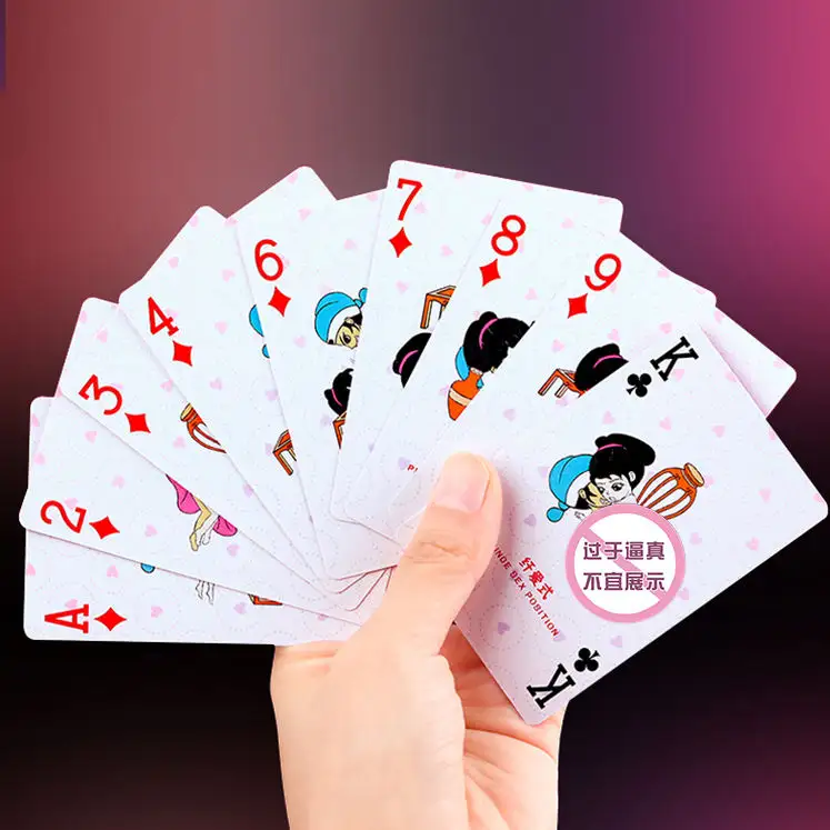 カードのデッキ大人がゲームをプレイセクシーな女の子がカードをプレイ