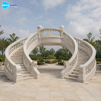 Escalier en marbre avec rampes, marches doublement courbées, balustrade sculptée à la main pour villa, hôtel, jardin, lieu de mariage, décoration d'entrée