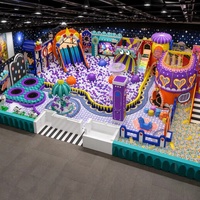 Équipement de terrain de jeux intérieur commercial, thème carnaval cirque, quatre toboggans bleus, piscine à balles géante, carrousel couronne, tour SLAP MUSIC