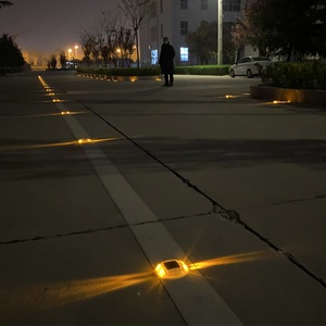 Marcadores de Señalización Vial LED Redondos de Alta Calidad, Luces Solares para Parques y Jardines con Material de PE, PVC y PU - Product Image 5