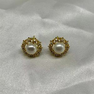 ต่างหูมุกทรงดอกไม้สีทอง เกรด AAA แบบหนามเตย ใส่ได้ทุกวัน - Product Image 1