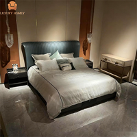 Ensemble de meubles de chambre à coucher Queen en cuir moderne haut de gamme et confortable avec coiffeuse en bois de bouleau et lit moelleux