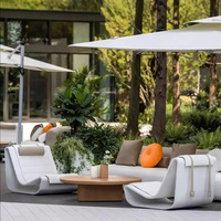 Ensemble de canapés d'extérieur en teck massif en forme de nuage avec structure en aluminium et osier, coussins imperméables, table basse modulaire incurvée pour patio