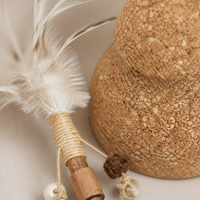 Juguete para Gatos YAOYUE de Corcho Natural con Pluma Intercambiable, Juguete Interactivo con Base Oscilante