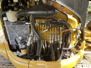 Mini-excavatrice sur chenilles d'occasion CAT303 303e de 3 tonnes de haute qualité, moteur puissant, certifiée Japon EMC CE, avec brise-roche - Product Image 4
