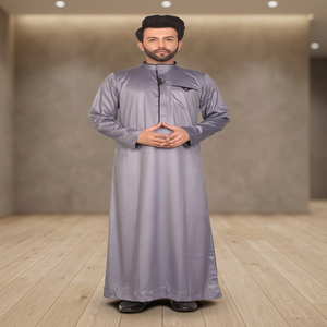 Qamis gris en polyester pour homme, à manches longues, col montant, boutons sur le devant, détail poche, longueur ras du sol, robe traditionnelle arabe Jubba - Product Image 1
