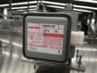 Machine de séchage au micro-ondes pour céréales et noix avec bande transporteuse