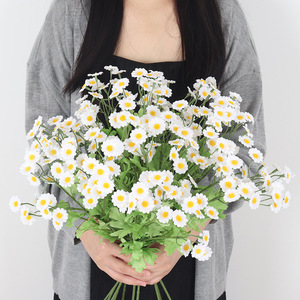 Bouquet de camomille artificielle Jessie, 30 têtes, fleurs en soie blanches et jaunes pour la décoration de la maison, mariage, accessoires de photographie en extérieur - Product Image 1