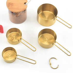 Juego <span class=keywords><strong>de</strong></span> <span class=keywords><strong>Tazas</strong></span> y Cucharas <span class=keywords><strong>Medidoras</strong></span> <span class=keywords><strong>de</strong></span> Acero Inoxidable Dorado, 8 Piezas, con Medidas Grabadas - Product Image 3