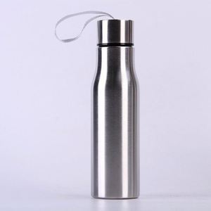 Bouteille d'eau isotherme en acier inoxydable 500 ml, durable, portable avec poignée et couvercle, écologique pour le cyclisme et les sports de plein air - Product Image 1