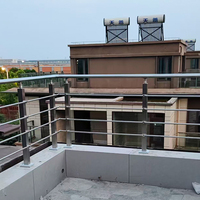 Poteau carré de haute qualité 50 mm en acier inoxydable 304 avec câble en verre trempé PVC, design minimaliste pour balcon d'appartement