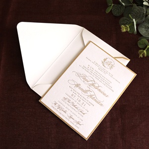 Tarjetas de boda de terciopelo blanco, invitación con sobre de aluminio dorado - Product Image 2