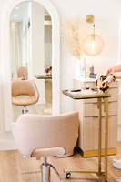 Chaise de coiffure minimaliste incurvée avec réglage hydraulique et miroir, ensemble chaise de coiffure et miroir réglables