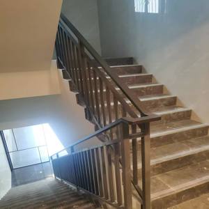 Barandilla y Pasamanos de Escalera de Tubo Galvanizado de Lujo para Exteriores de Villas Modernas con Balaustres Decorativos Impermeables para Uso en Centros Comerciales - Product Image 1