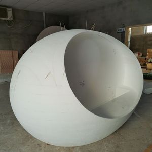 Escultura de Resina Dorada para Exteriores, Arte Contemporáneo, Montaje en Suelo, Pieza Única - Product Image 4