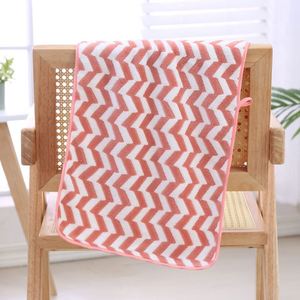 Serviette de bain en velours corail rayé écologique avec logo personnalisé, séchage rapide, réutilisable, impression jacquard unique, fabriquée en Chine - Product Image 3