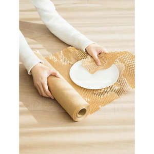 Rollo de papel Kraft reciclable de 38cm x 25m, material acolchado para embalaje con características de madera y PVC - Product Image 1