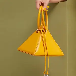 2020 Großhandel neue kreative Dreieck PU Leder handtasche Damen stilvolle und elegante Umhängetasche