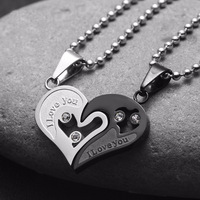 Collier tendance en acier inoxydable plaqué or avec pendentif cœur en cristal et strass, idéal pour un anniversaire romantique