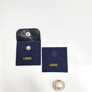 Pochette à bouton-pression en velours bleu marine avec logo personnalisé recouvert de PVC pour l'emballage de bijoux et le rangement de montres - Product Image 1