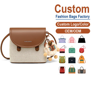 Bolso Bandolera Minimalista de PU Genuino para Mujer, Color Marrón Beige, con Cadena y Adorno de Oso con Pompones |   Duradero y Ecológico |   Personalización - Product Image 1