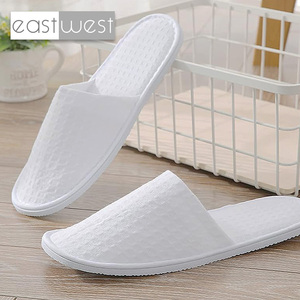 Pantuflas Desechables Blancas Unisex para Hotel, de Terciopelo Coral con Logotipo Personalizado, Suela de EVA, Marca EastWest, Hechas en China - Product Image 2