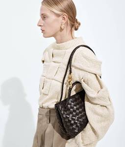 Bolso de mano pequeño Andiamo de Bottega BV en piel Intrecciato flexible con detalle de nudo distintivo y correa cruzada deslizante Veneta - Product Image 6