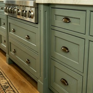 Armoires de cuisine en bois massif peintes en vert sauge, style ferme rustique, avec design de <span class=keywords><strong>plafond</strong></span> en bois naturel - Product Image 4