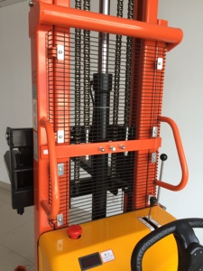 Handig En Eenvoudig Te Bedienen Ergonomisch Handvat China Semi-Elektrische Pallet Stapelaar 1T Magazijn - Product Image 4