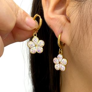 Los Mejores Aretes de Acero Inoxidable con Baño de Oro de 18k, Diseño de Flor con Circonita y Diamantes - Product Image 1