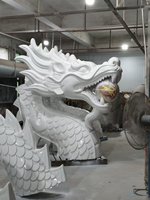Goldene Glasfaser Chinesische Drachenkopf-Skulptur mit Roter Perle
