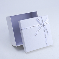 Emballage cadeau minimaliste blanc sur mesure, boîte rigide avec couvercle et base, avec un ruban en satin imprimé et un nœud