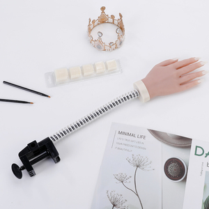 Main droite en silicone pour la pratique des ongles, modèle flexible, main artificielle complète avec 100 faux ongles - Product Image 2