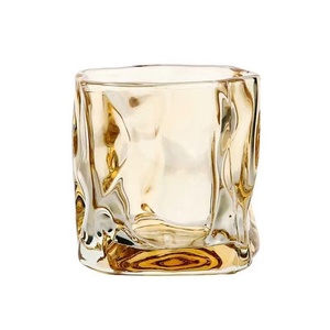 Petits verres à vin personnalisés pour la verrerie, verres à whisky torsadés pour les réunions de famille - Product Image 1