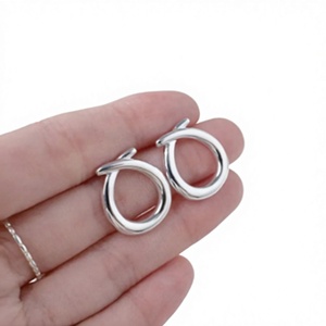 Boucles d'oreilles minimalistes en argent 925, design géométrique circulaire, bijoux unisexes pour tous les jours - Product Image 1