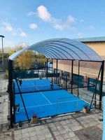 Terrain de padel professionnel avec toit robuste, équipement de terrain de tennis extérieur, terrain de padel panoramique, ensemble complet à vendre