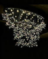 Projet intérieur professionnel sur mesure, lustre luxueux avec fleurs en cristal arc-en-ciel, lustre de villa